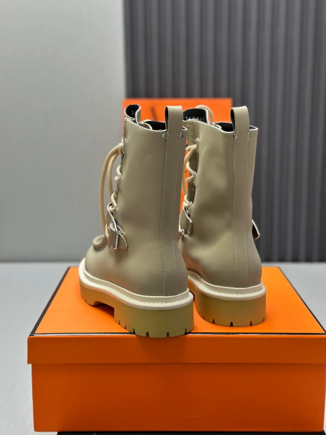 👟👟Ex-factory price 820👟👟 Hermes Martin boots fe new arrival~ Autumn and winter new Bouncing Martin boots casual shoes, the most comfortable shoes from Hermès, no one else⃣️, very light on the feet and good-looking, you will not feel tired when you go shopping and running around👍 The cowhide stitching feels good, very beautiful and versatile, very light and comfortable Hermès GD9321 is perfect for both sports and leisure. It feels great when you step on it! ✔️Fabric: Imported cowhide ✔️Inner lining: Imported silk sheepskin for lining insoles ✔️Outsole: Seamless combination of IP+TPU (multi-color letters) German technology irradiation machine ✔️Size: #35-40 code 🎁Top quality, simultaneous full set of packaging